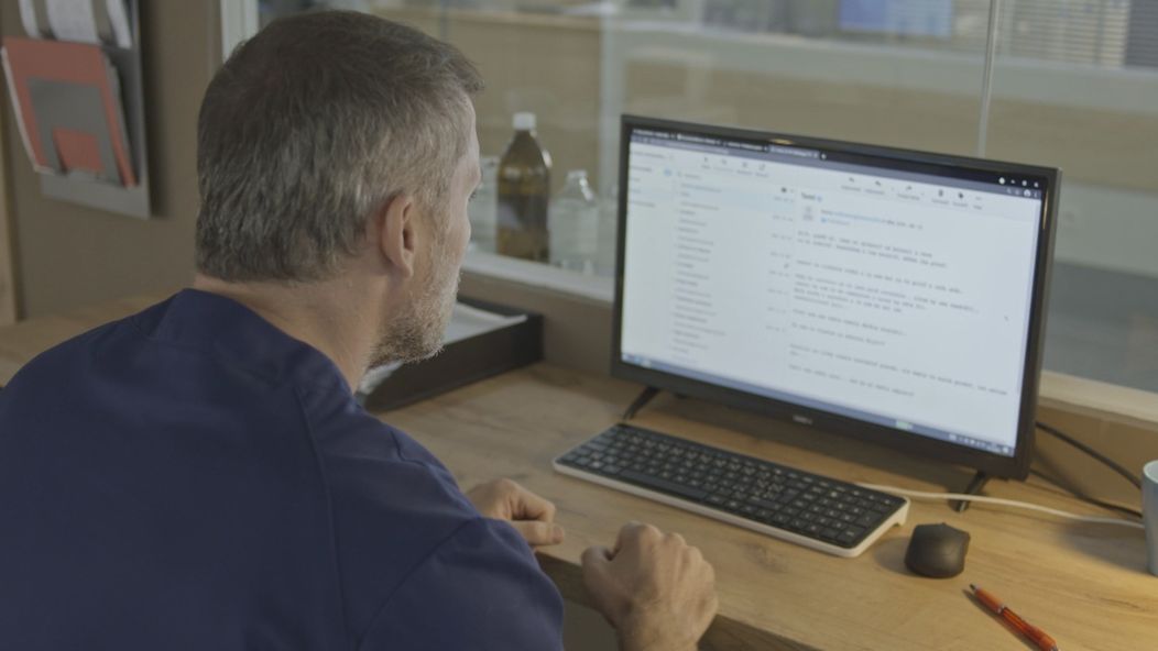 Fabián sa dostane do svojej e-mailovej schránky.