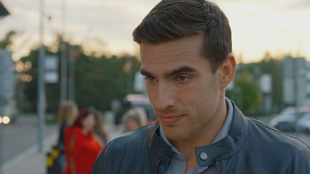 Martin (Adam Bardy)