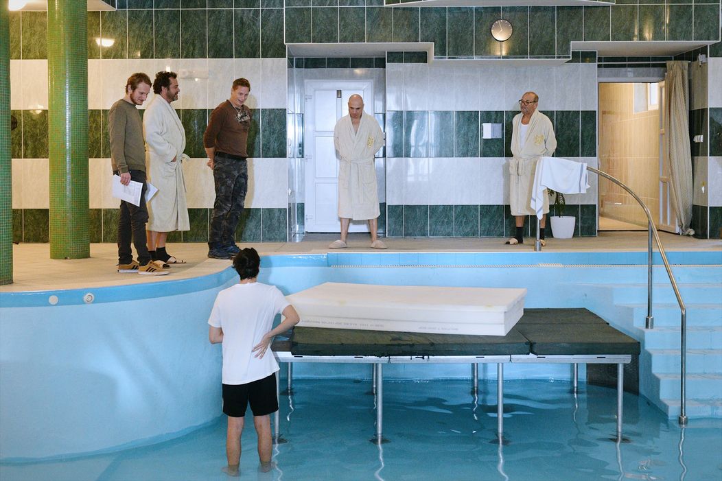 Príprava na skok do prázdneho bazénu