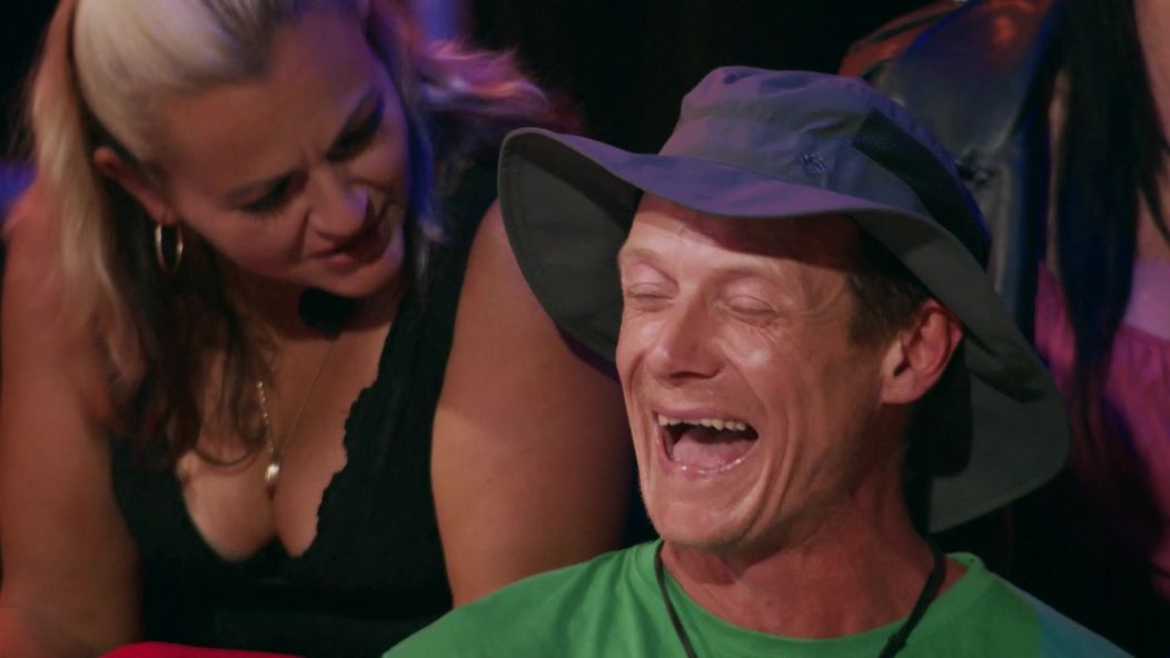 Adam rozosmial farmárov a zneistil moderátora