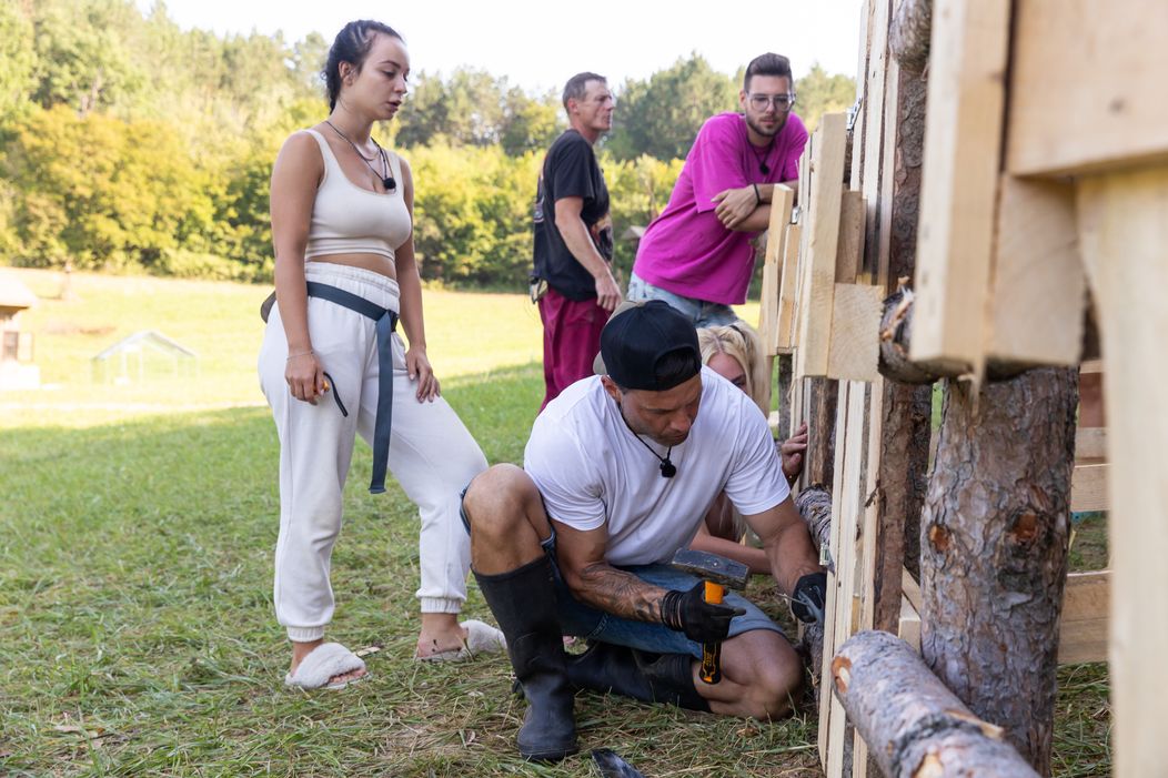 Na statok prišli nový obyvatelia, Roman zacítil rezne ...