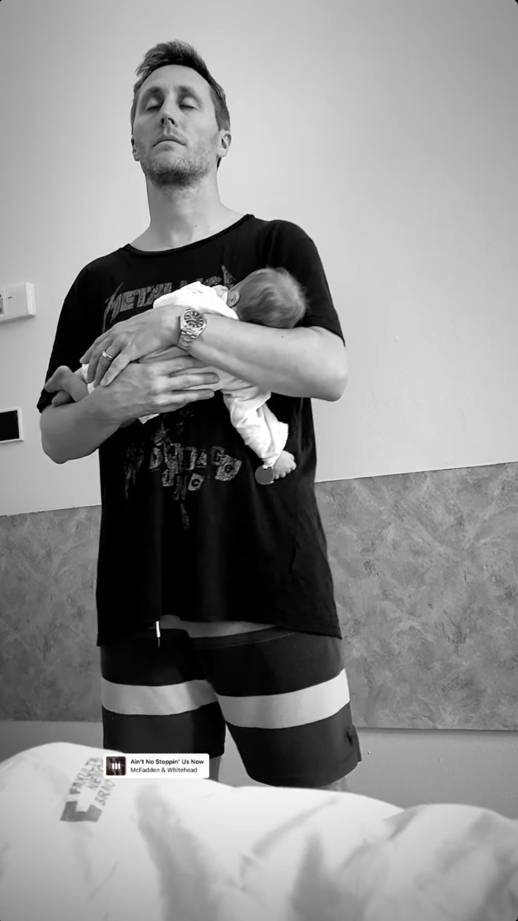 Hrdý dvojnásobný otecko Matej Sajfa Cifra