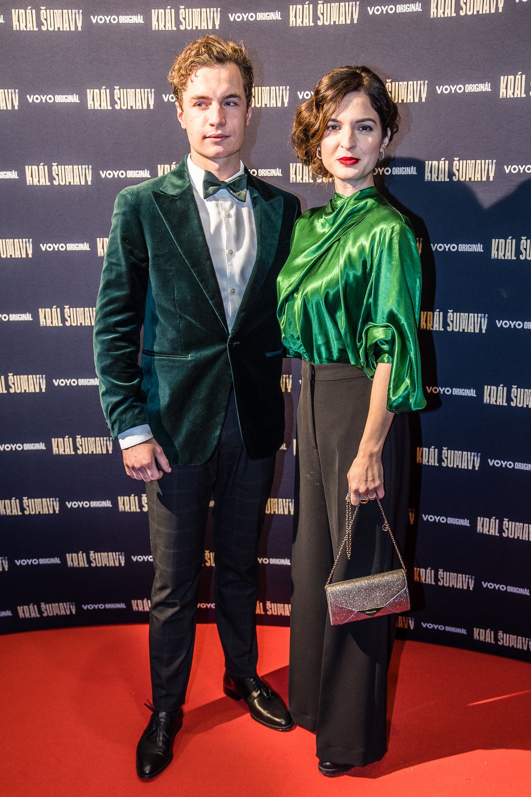 Oskar Hes a Kristýna Ryška na premiére Kráľa Šumavy
