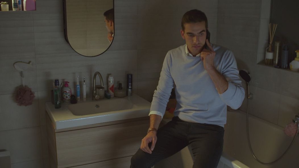 Martin (Adam Baryd) telefonuje s Luciou