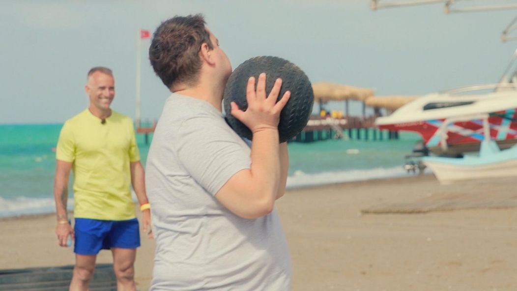 Michal s Marošom na tréningu na pláži v bootcampe.