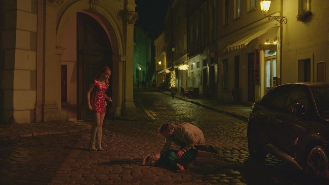 Radosť z perfektnej oslavy Adamových (Kamil Mikulčík) narodenín vystriedal strach.