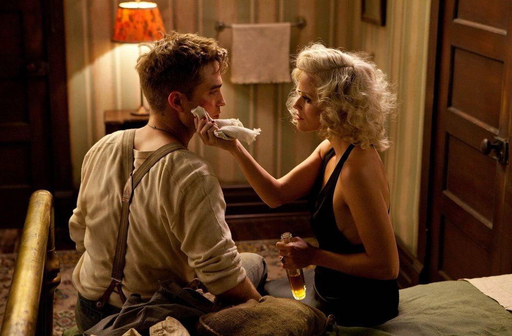 Robert Pattinson a Reese Witherspoon vo filme Voda pre slony