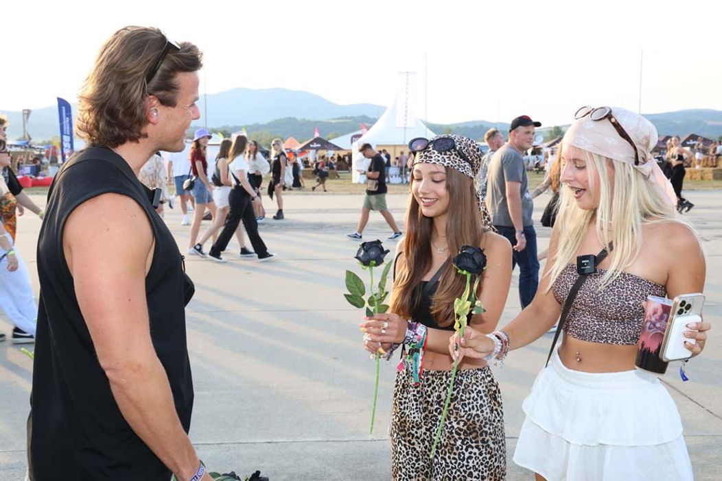 Radko na festivale Grape rozdával ruže a vymenil si bozky s Marcelou