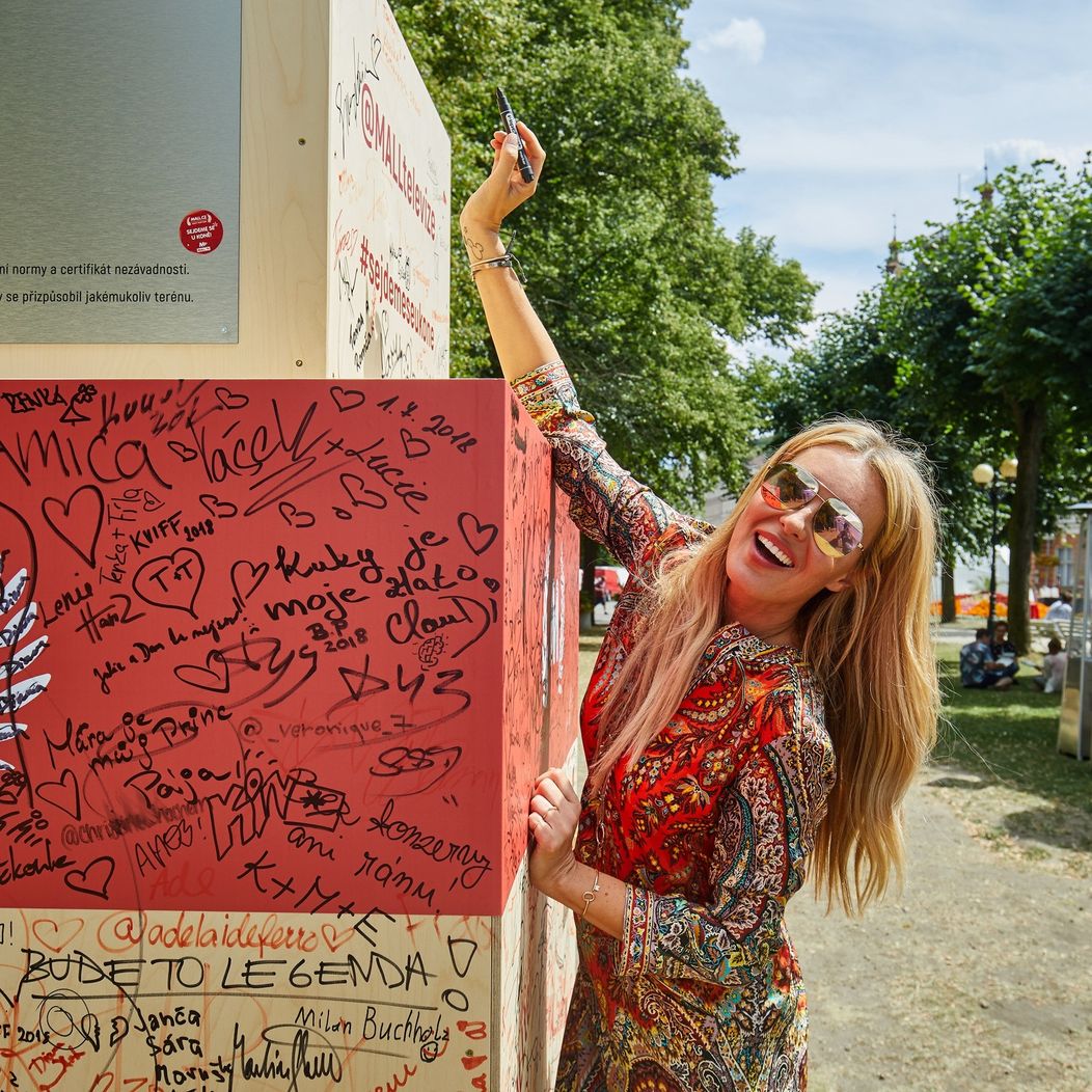 Simona Krainová v šatech od Filipa Vaňka
