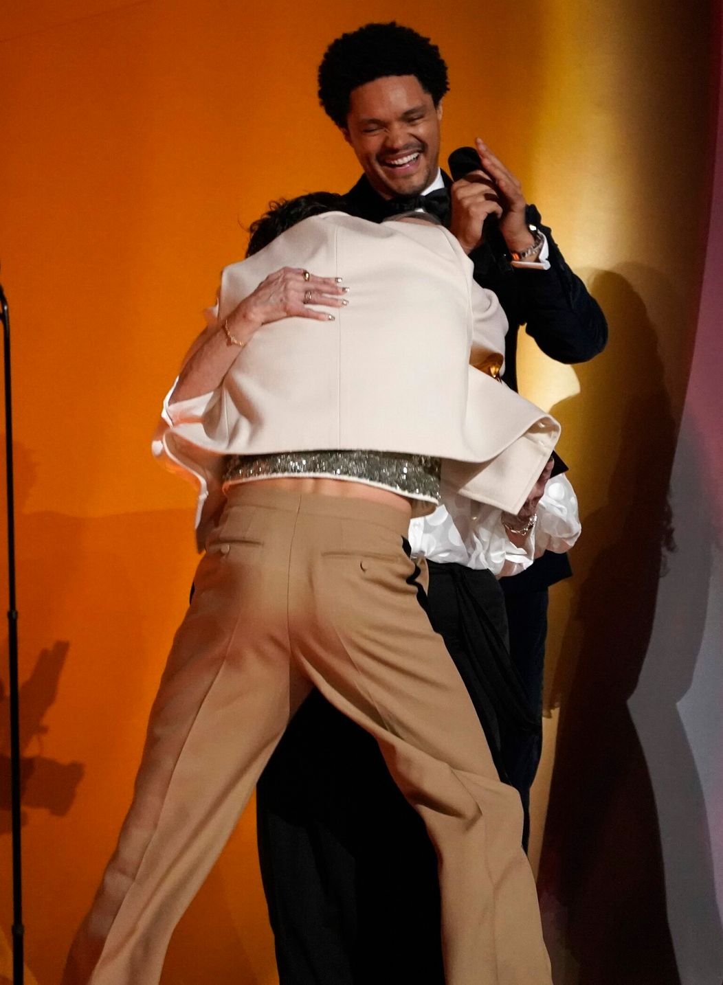 Harry Styles objal fanúšičku Reinu Fafataisie, ktorá mu odovzdala cenu za album roka na Grammy 2023.