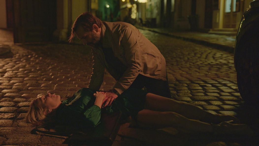 Radosť z perfektnej oslavy Adamových (Kamil Mikulčík) narodenín vystriedal strach.