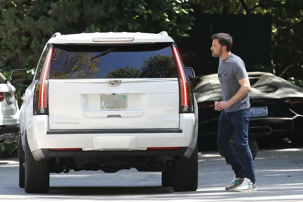 Ben Affleck opúšťa SUV patriace J Lo