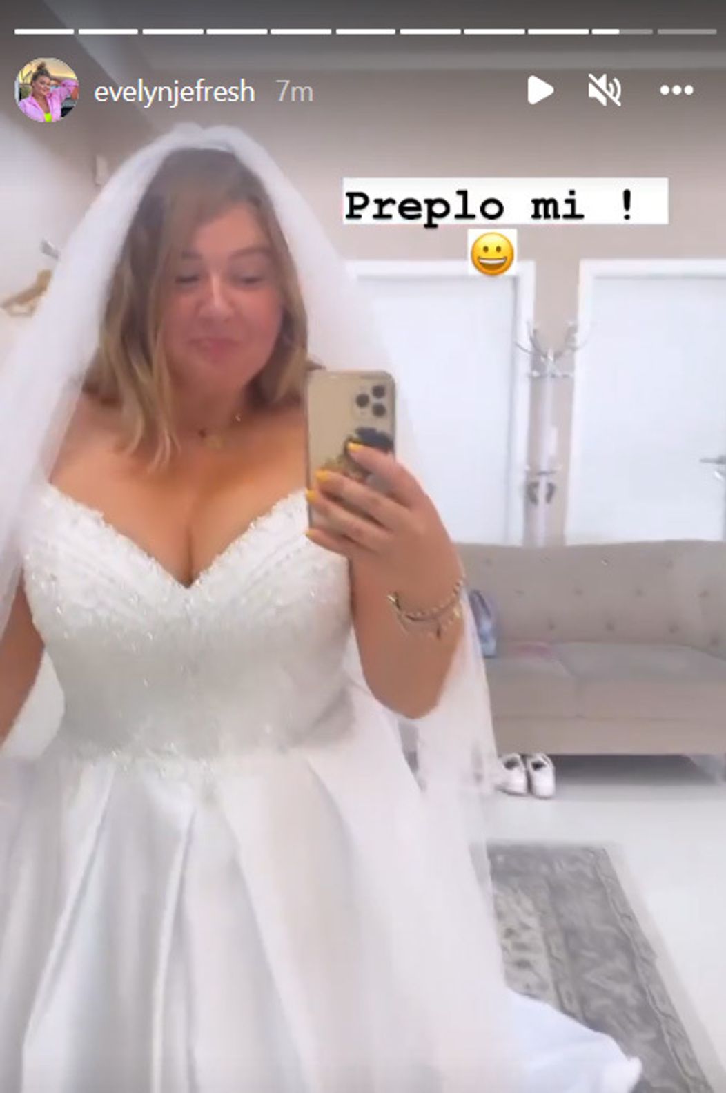 Evelyn v svadobných šatách