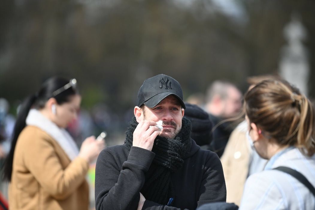 Británia plače za princom Philipom. Pred palácom sa zbierajú davy ľudí