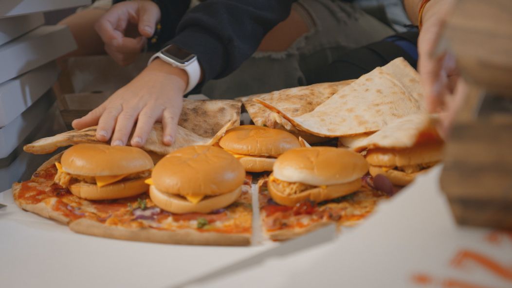 Hanka a Vašek si po návrate z ostrova naplánovali malú párty.