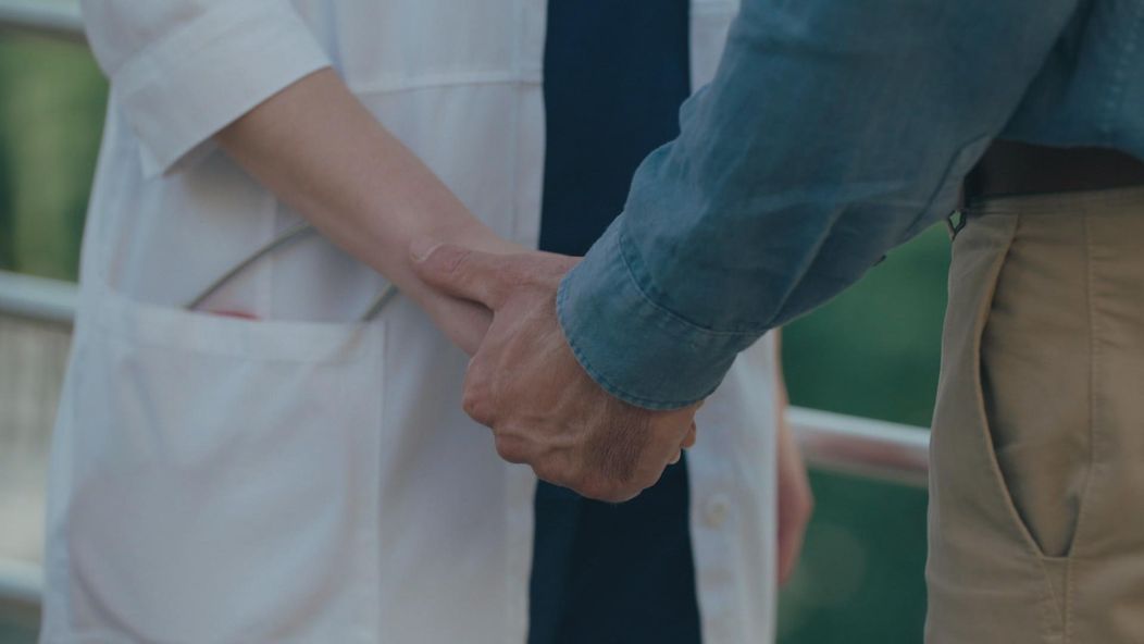 Andrej (Ján Koleník) po nádhernom vyznaní pobozkal Júliu (Sarah Arató).