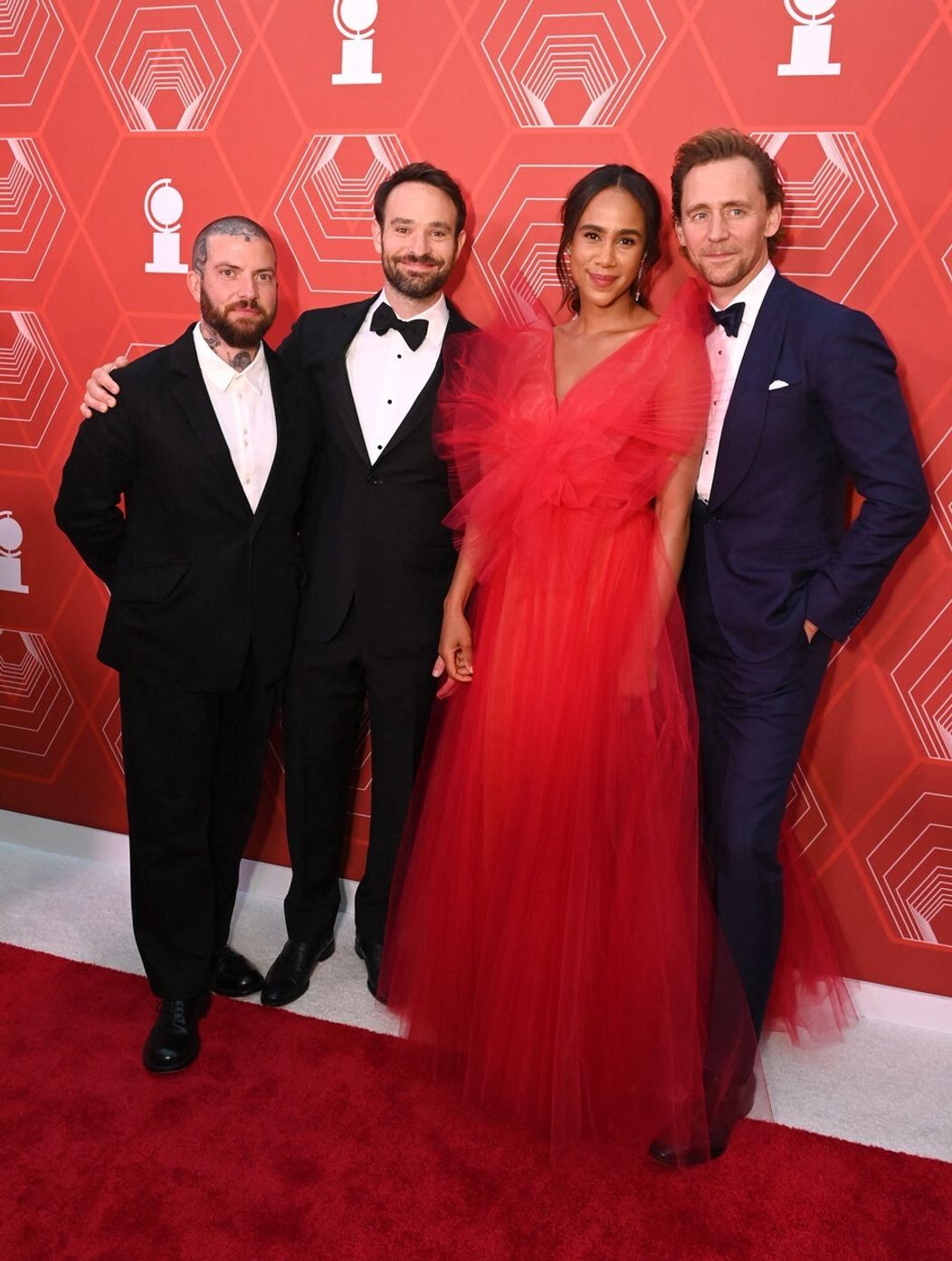 Zawe Ahston a Tom Hiddleston (vpravo)