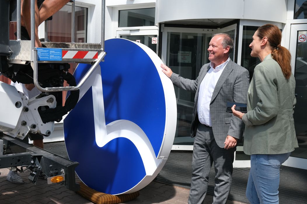 Pri výmene loga na budove Markízy nemohol chýbať ani jej generálny riaditeľ Matthias Settele