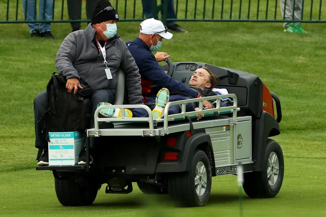 Tom Felton skolaboval počas golfového turnaja. Následne ho odviezli z ihriska