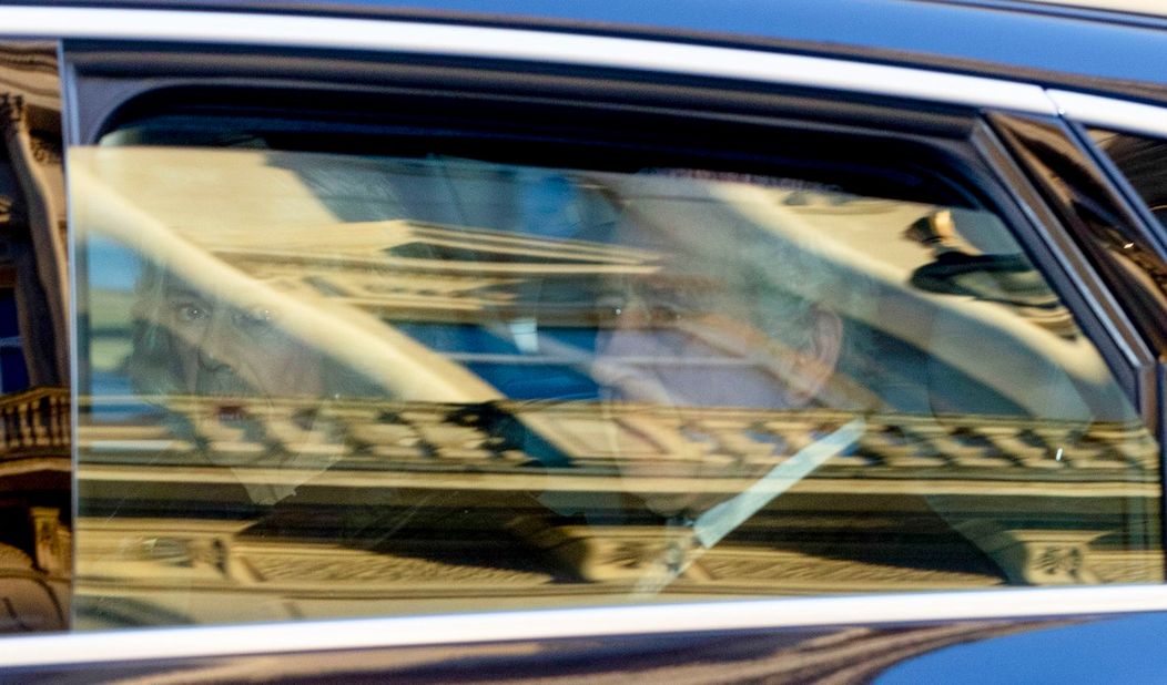 Fotky kráľa Karola III. pred operáciou