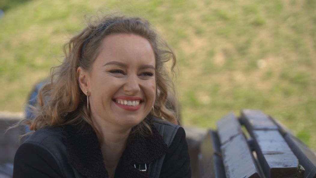 Petre sa nový nápadník pozdáva.