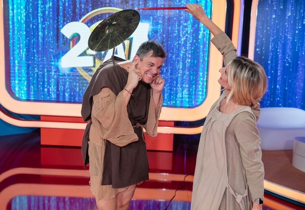 Zľava Tuukka Rask a David Pastrňák z Bostonu oslavujú triumf v 1. kole play off proti Torontu.