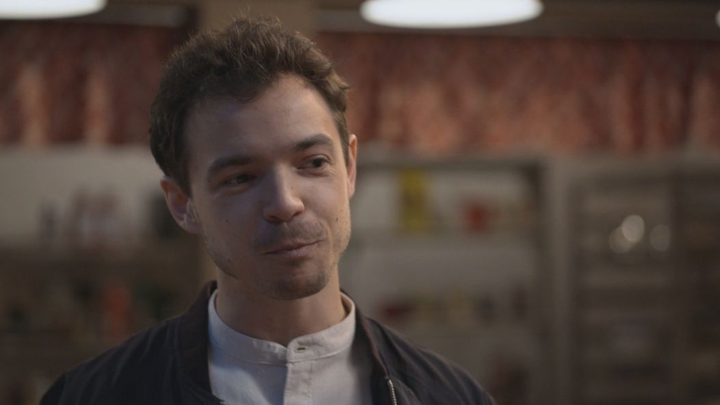 Edo dokazuje, že je vtipný.