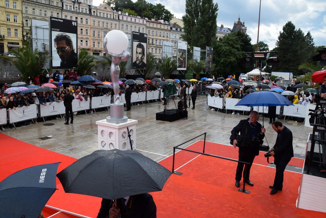 Dav čakal na Johnnyho Deppa aj v daždi.