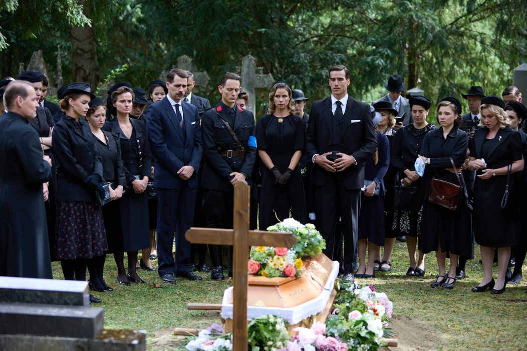 Filip Šebesta, Martin Klinčúch, Nela Pocisková, Adam Bardy, Lesana Krausková a Monika Hilmerová v seriáli Dunaj, k vašim službám