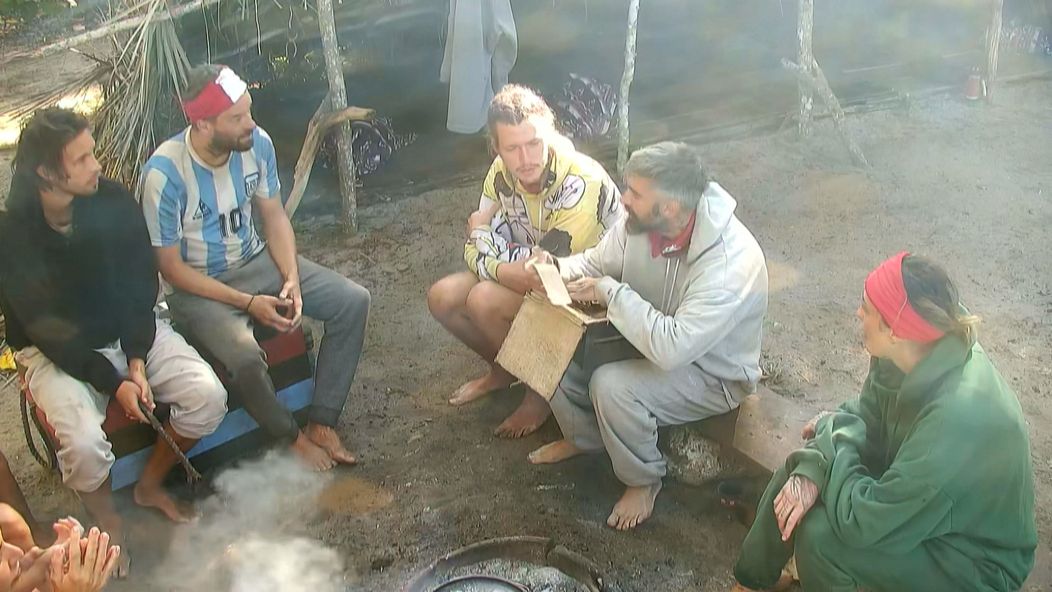 Pepa si pozrel obsah truhlice, ktorú si vydražil v aukcii.
