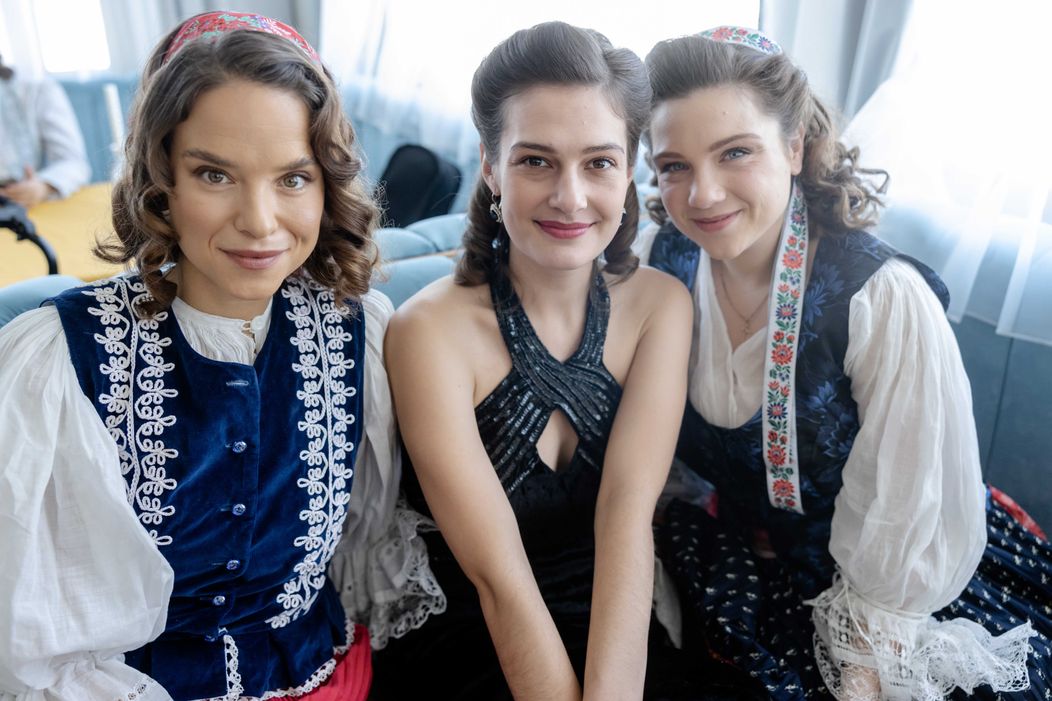 Kristína Svarinská, Kristína Spáčová a Lesana Krausková v seriáli Dunaj, k vašim službám
