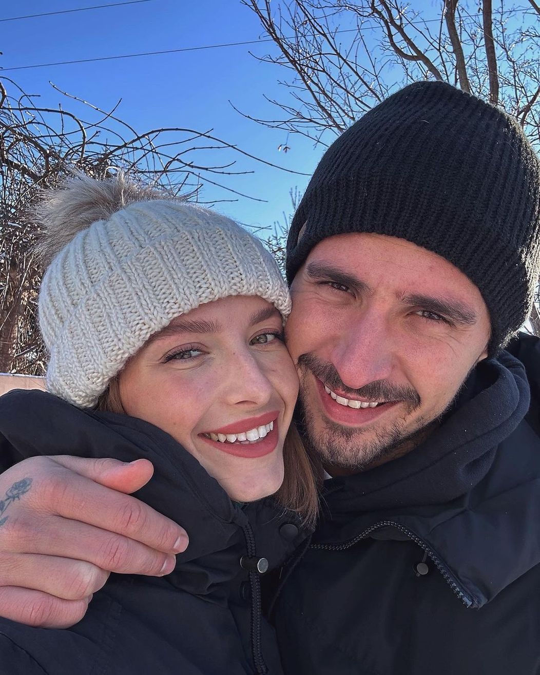 Laura a Martin sa po výhre v šou Love Island zasnúbili.