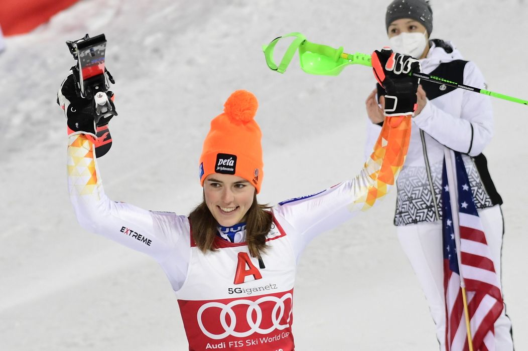 Alpská lyžiarka Petra Vlhová oslavuje druhé miesto v slalome v Schladmingu.