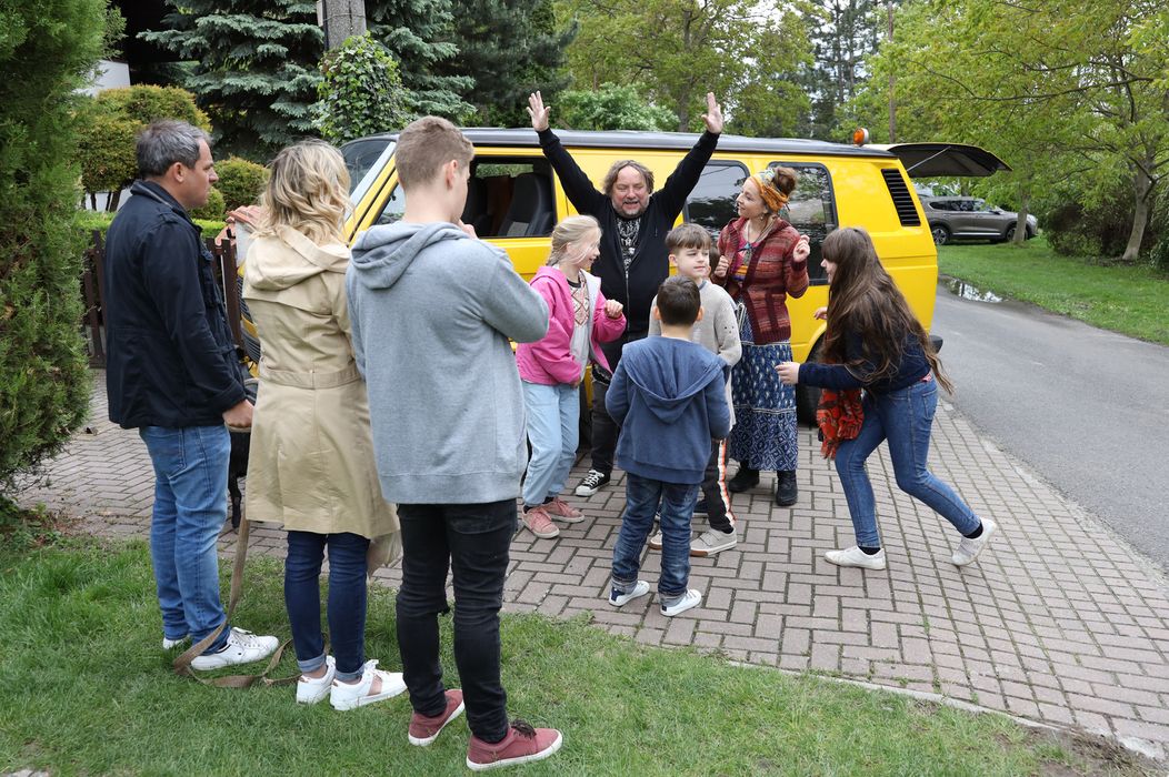 Pani Oľga Má nefunkčné dolné končatiny a po dlhých rokoch na vozíku ju prestávajú poslúchať aj ruky. 