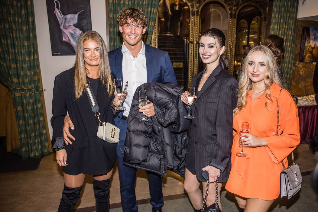 Sabina, Zbyněk, Lia, Tamara z Love Islandu na premiére Kráľa Šumavy