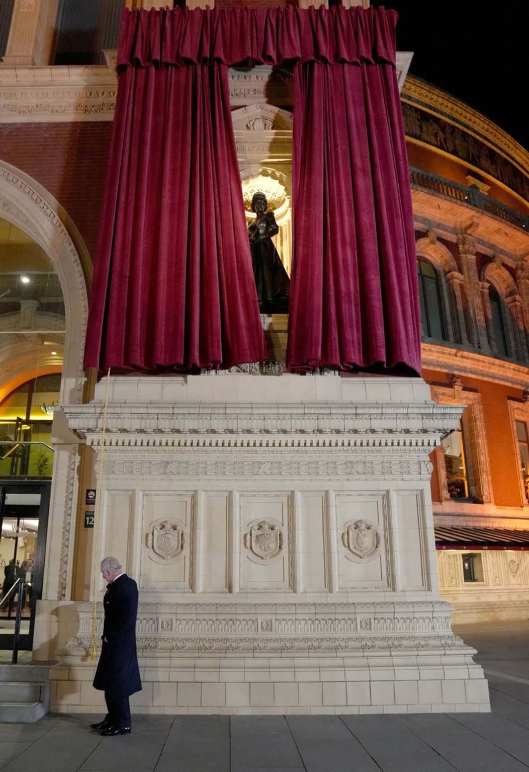 Britský kráľ Karol III. odhalil sochy svojich rodičov - zosnulej kráľovnej Alžbety II. a zosnulého princa Philipa - na vstupnom priečelí londýnskej Royal Albert Hall