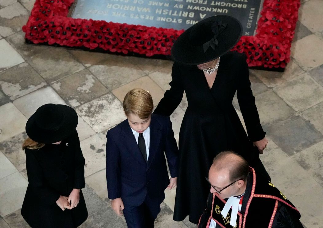 Princ George a princezná Charlotte s mamou Kate