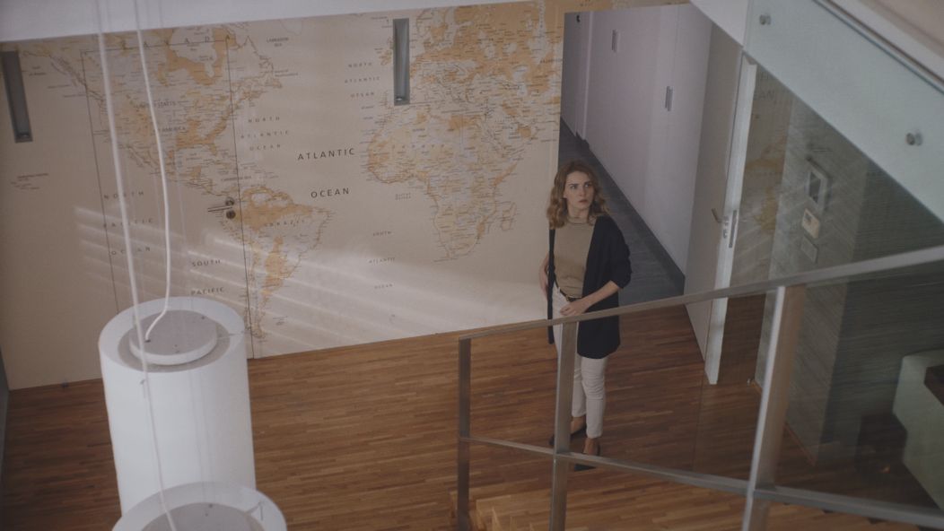 Laura príde do Andrejovho domu bez pozvania.