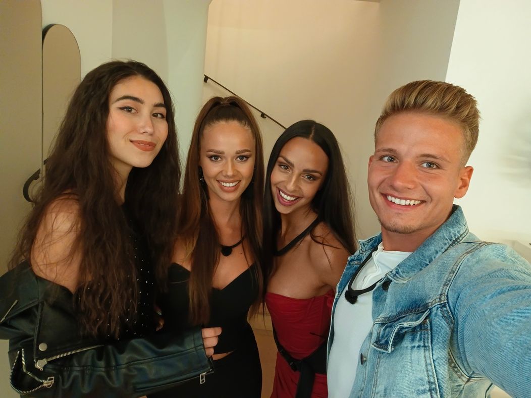 Naomi, Gabriela, Mirka, Sam
