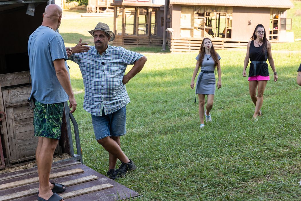 Na statok prišli nový obyvatelia, Roman zacítil rezne ...