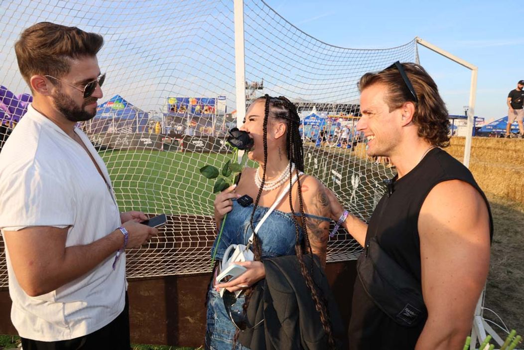 Radko na festivale Grape rozdával ruže a vymenil si bozky s Marcelou