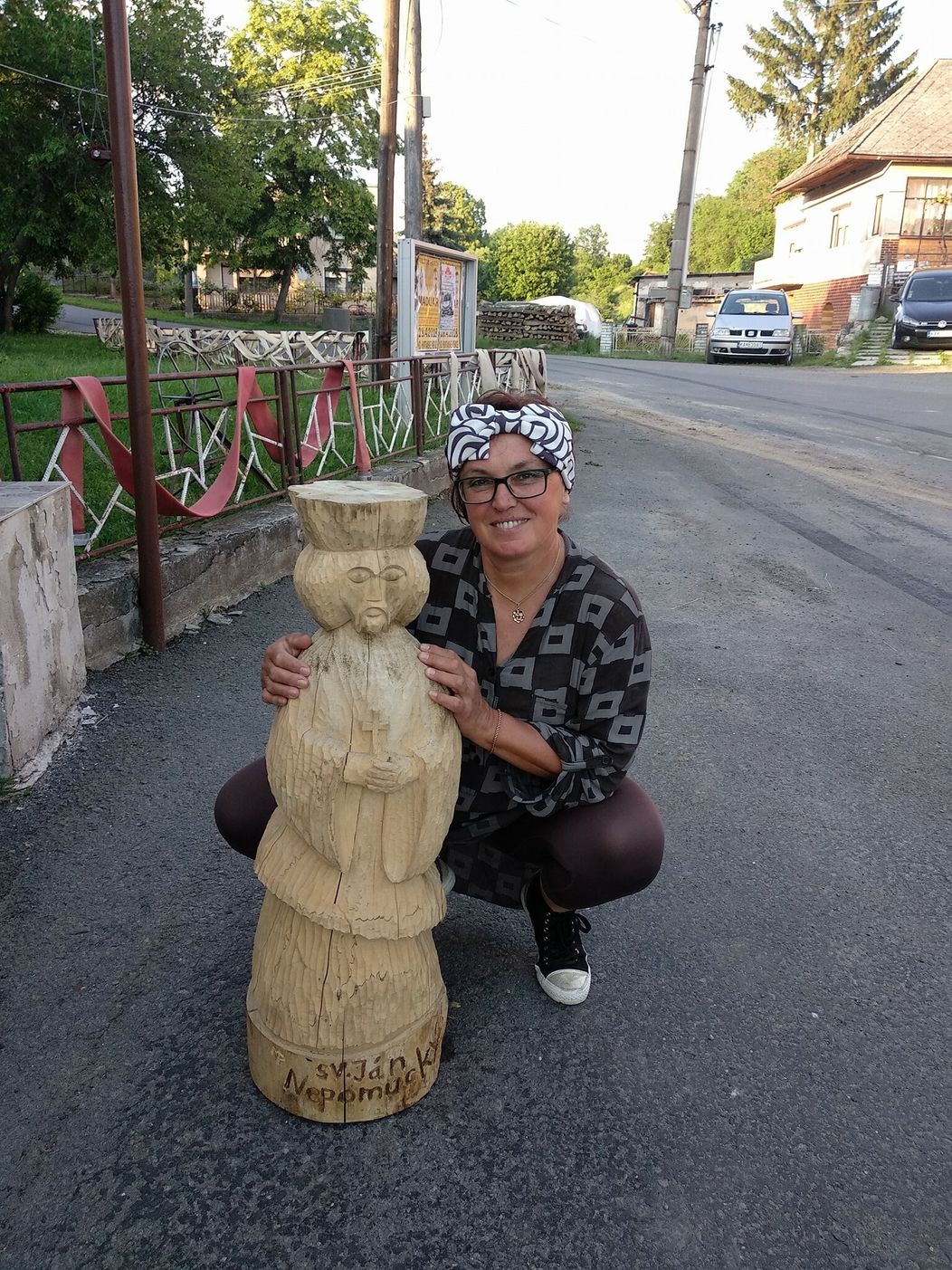 Alena Lehotská so sochou, ktorú vyrobil Miro Povec
