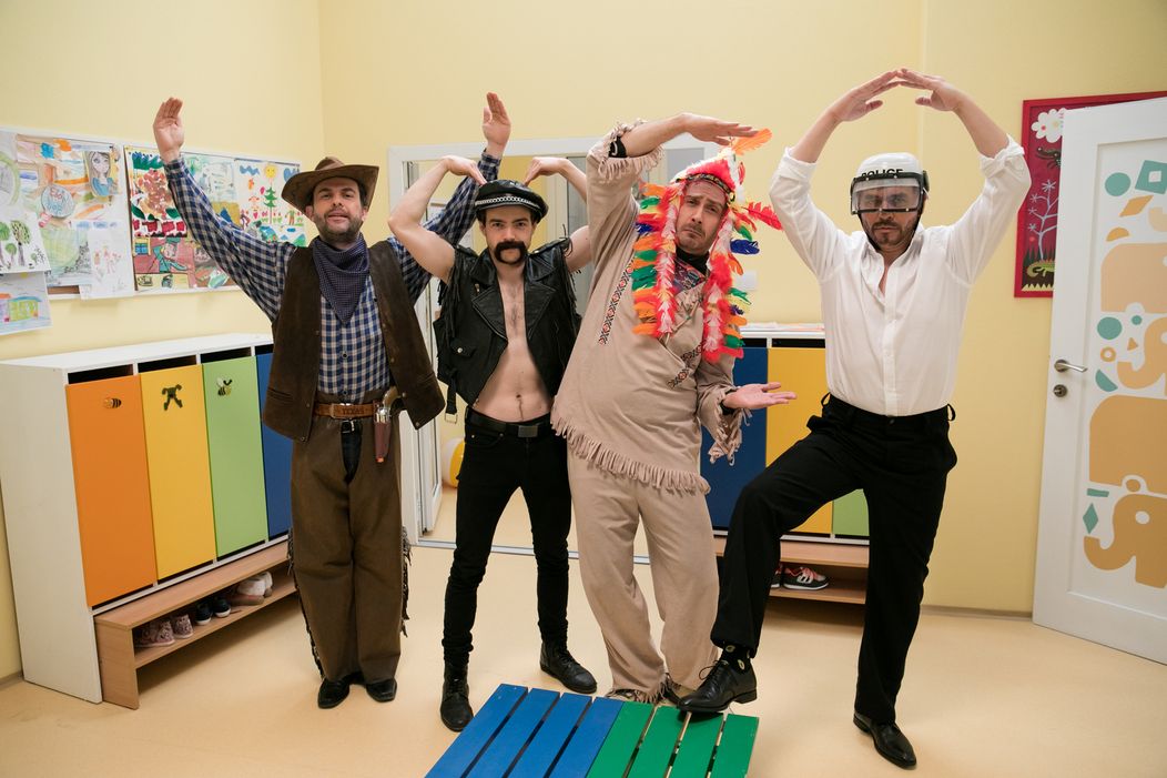 Dávid Hartl, Juraj Kemka, Števo Martinovič a Roman Pomajbo ako Oteckovia v Kredenci