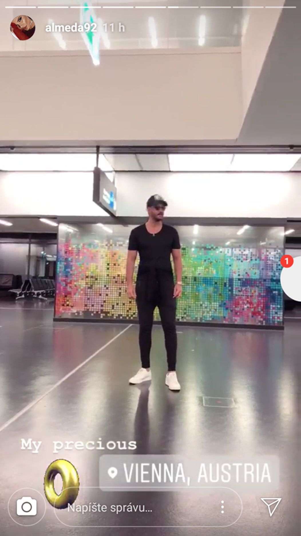 Tolgahan Sayışman na letisku vo Viedni