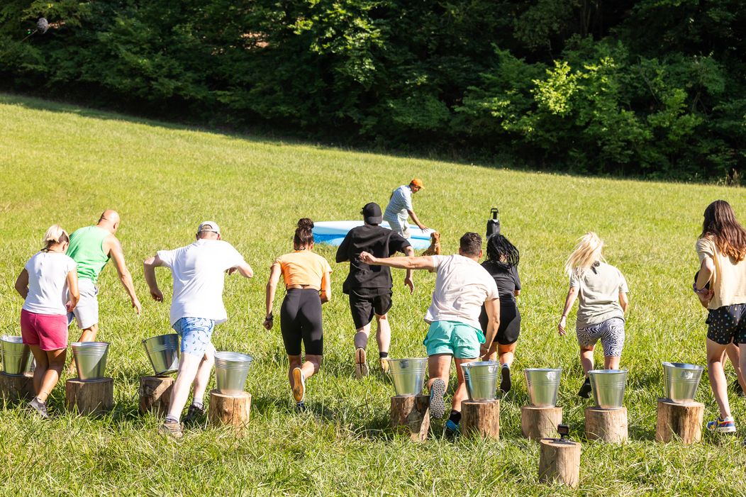 Farmári sa pri hre o odmenu schladili v bazéne, Timo mohol nakupovať