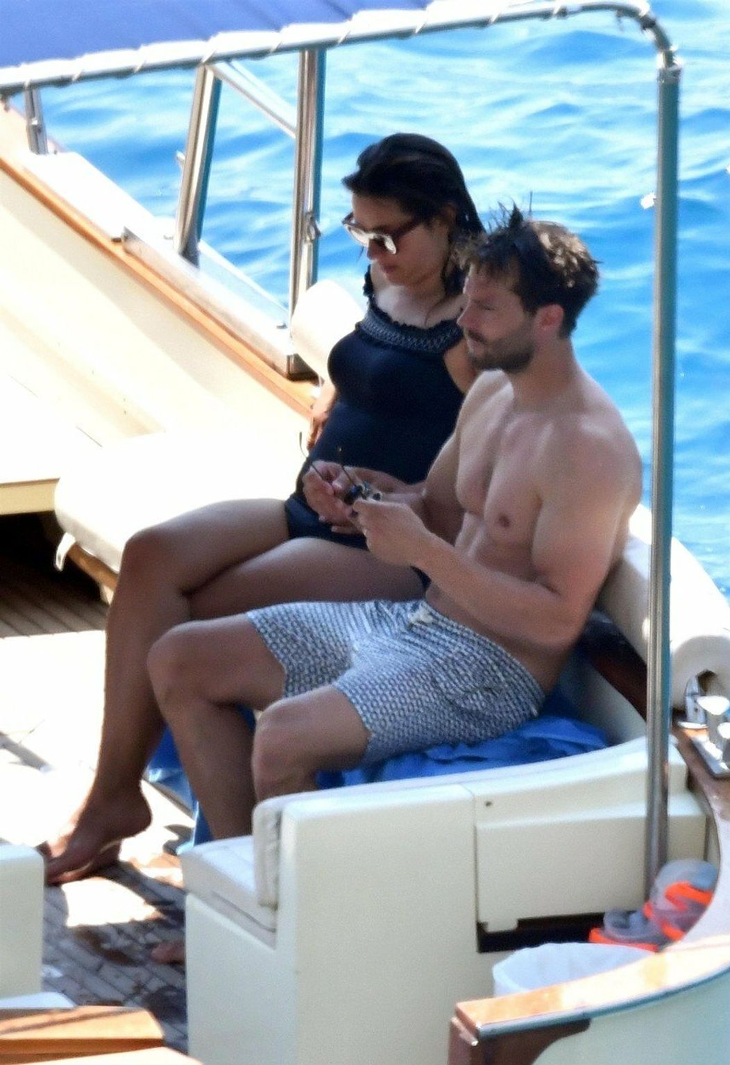 Jamie Dornan na lodi smanželkou Ameliou Warner. 