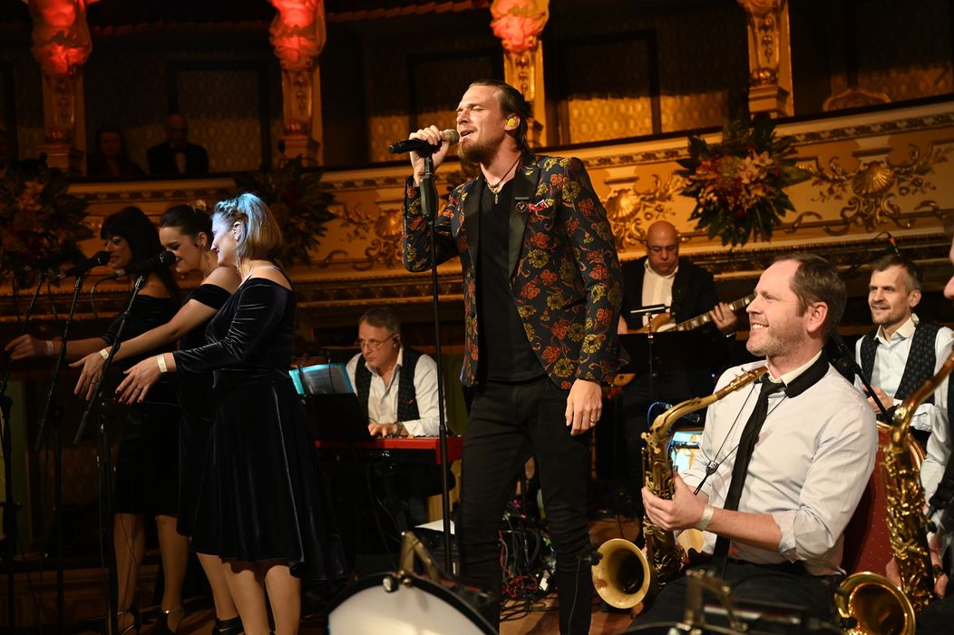 Úvodný valčík Emílie Vášaryovej a Martina Hubu. 