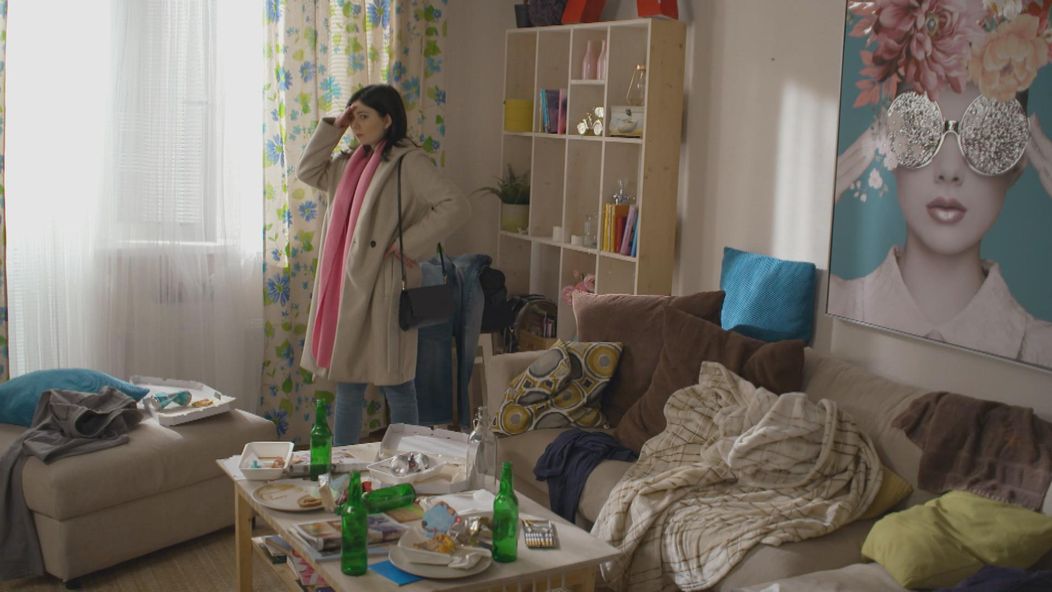 Lenka (Diana Ristová) našla v byte nahého muža