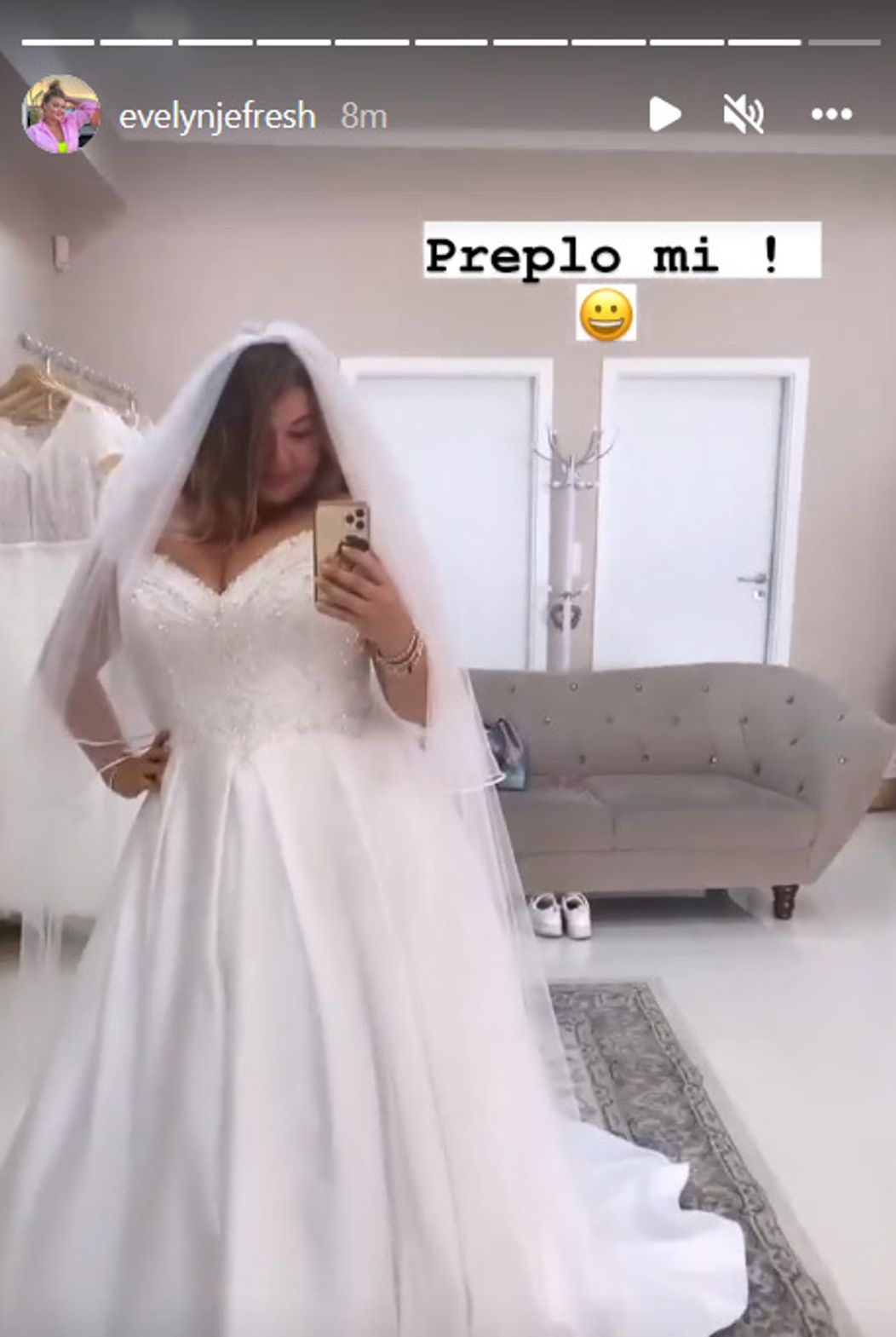 Evelyn v svadobných šatách