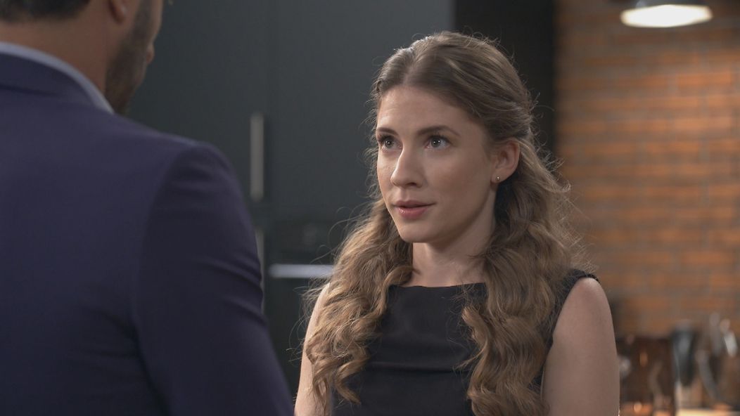 Ema mu chce toho veľa povedať.